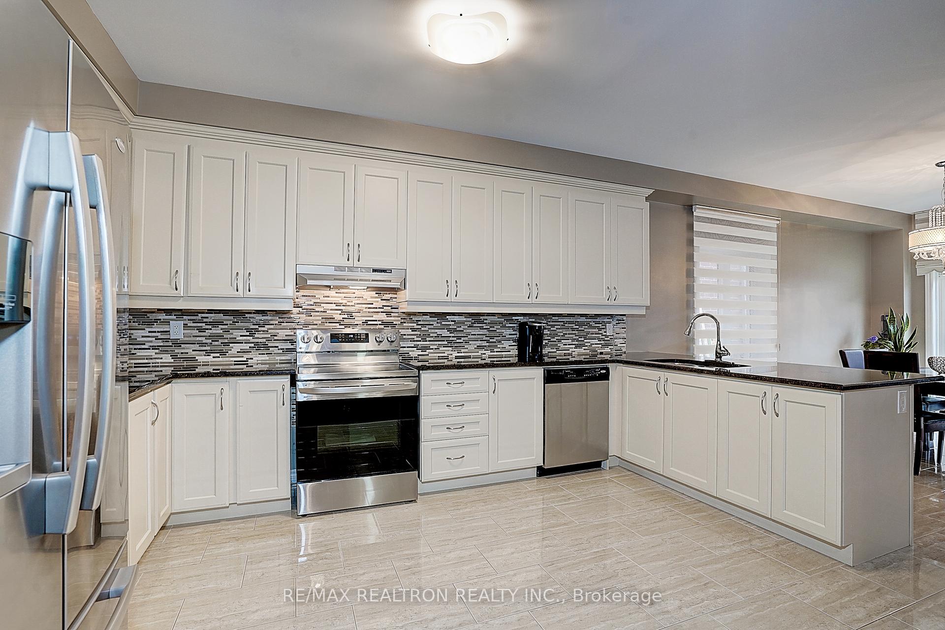 Photo 14 of 121 White Beach Crescent, Vaughan, Patterson — HOMEH