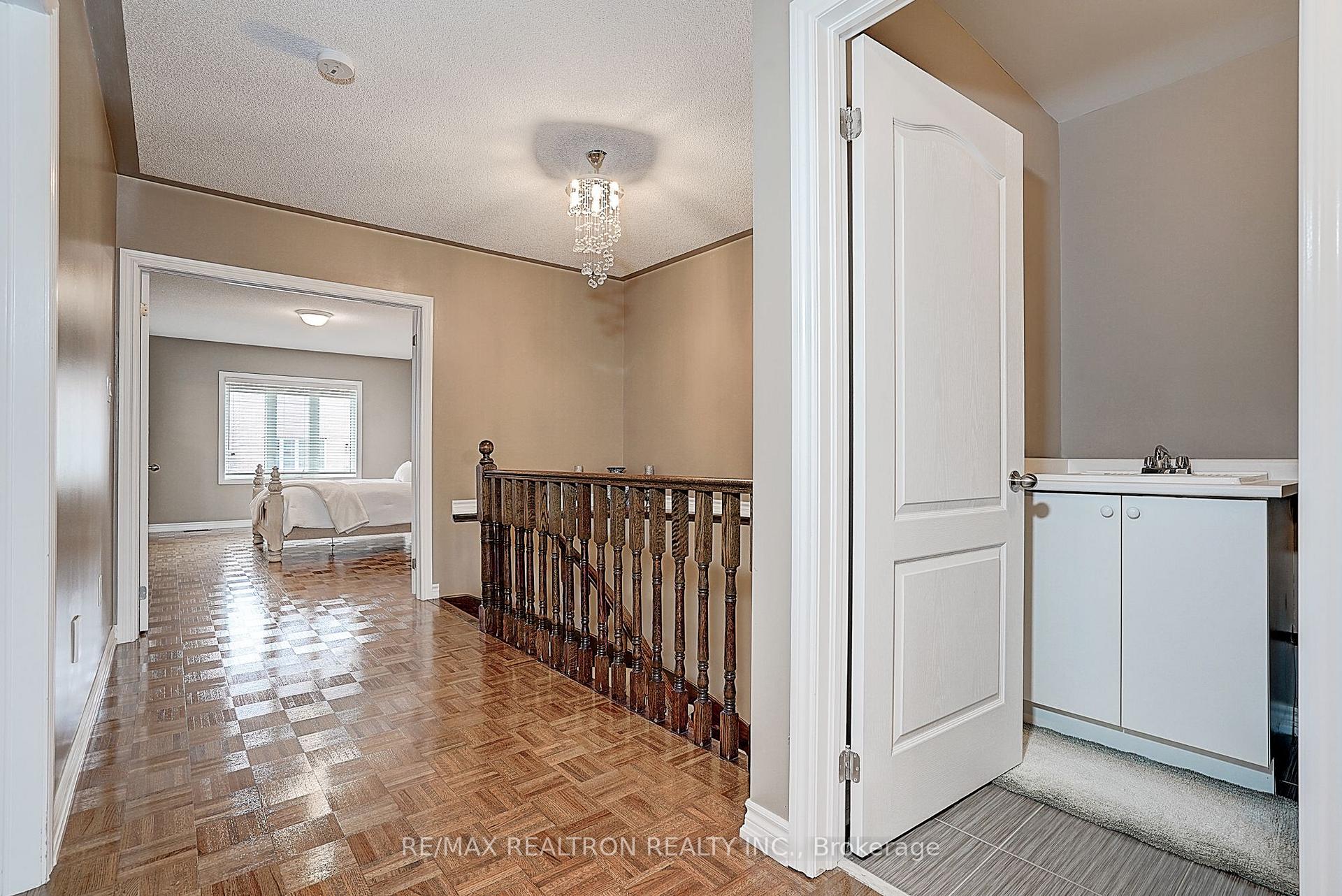 Photo 16 of 121 White Beach Crescent, Vaughan, Patterson — HOMEH