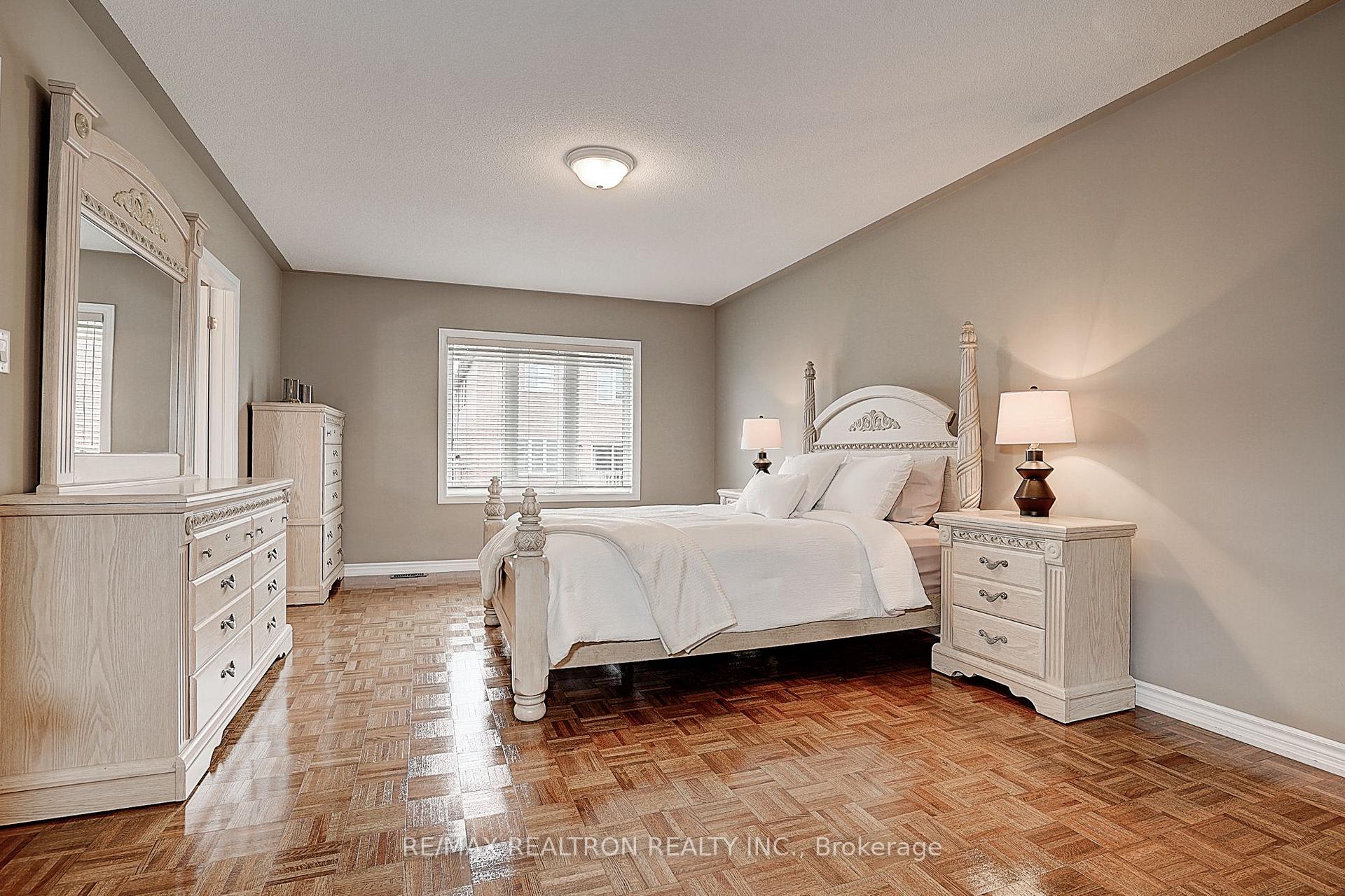 Photo 18 of 121 White Beach Crescent, Vaughan, Patterson — HOMEH