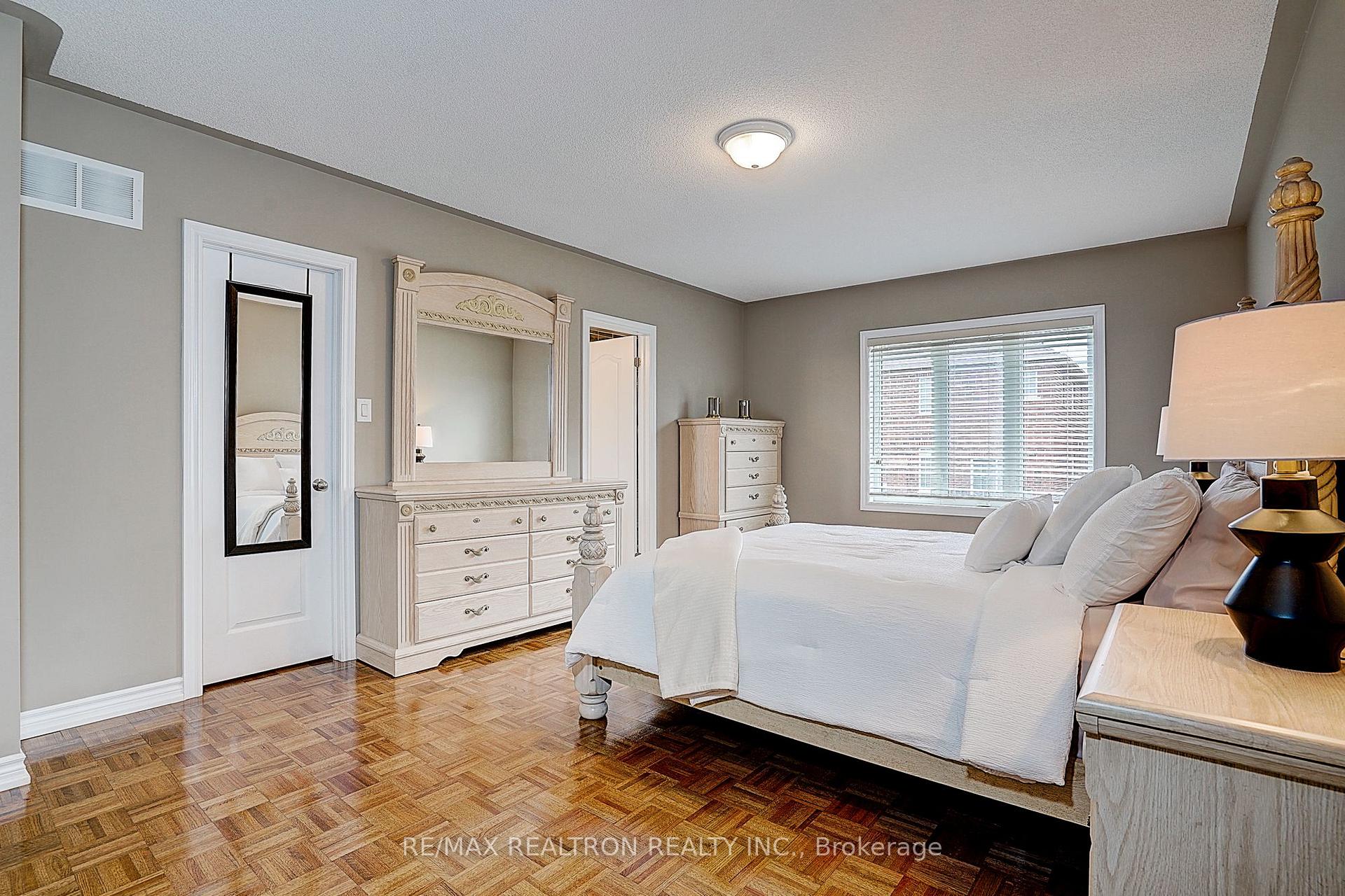 Photo 19 of 121 White Beach Crescent, Vaughan, Patterson — HOMEH
