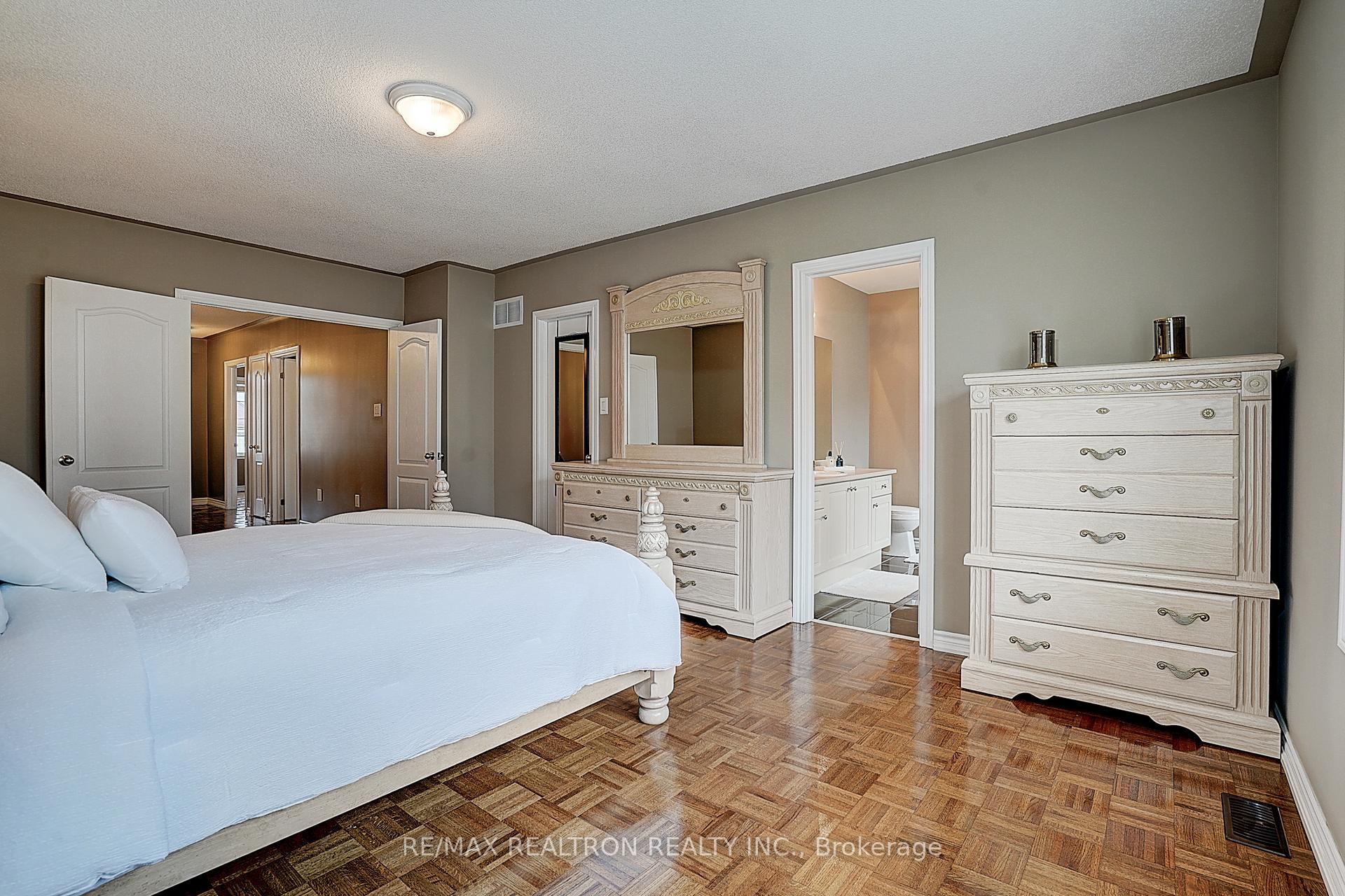 Photo 20 of 121 White Beach Crescent, Vaughan, Patterson — HOMEH