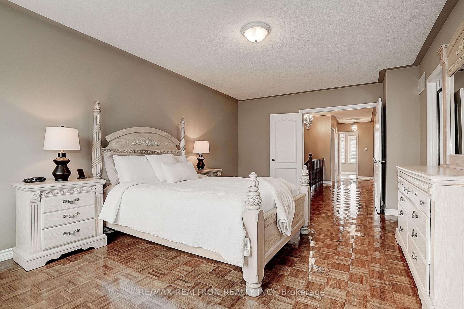 Photo 21 of 121 White Beach Crescent, Vaughan, Patterson — HOMEH
