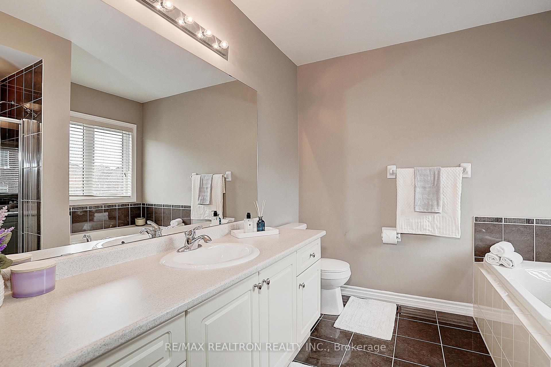 Photo 22 of 121 White Beach Crescent, Vaughan, Patterson — HOMEH