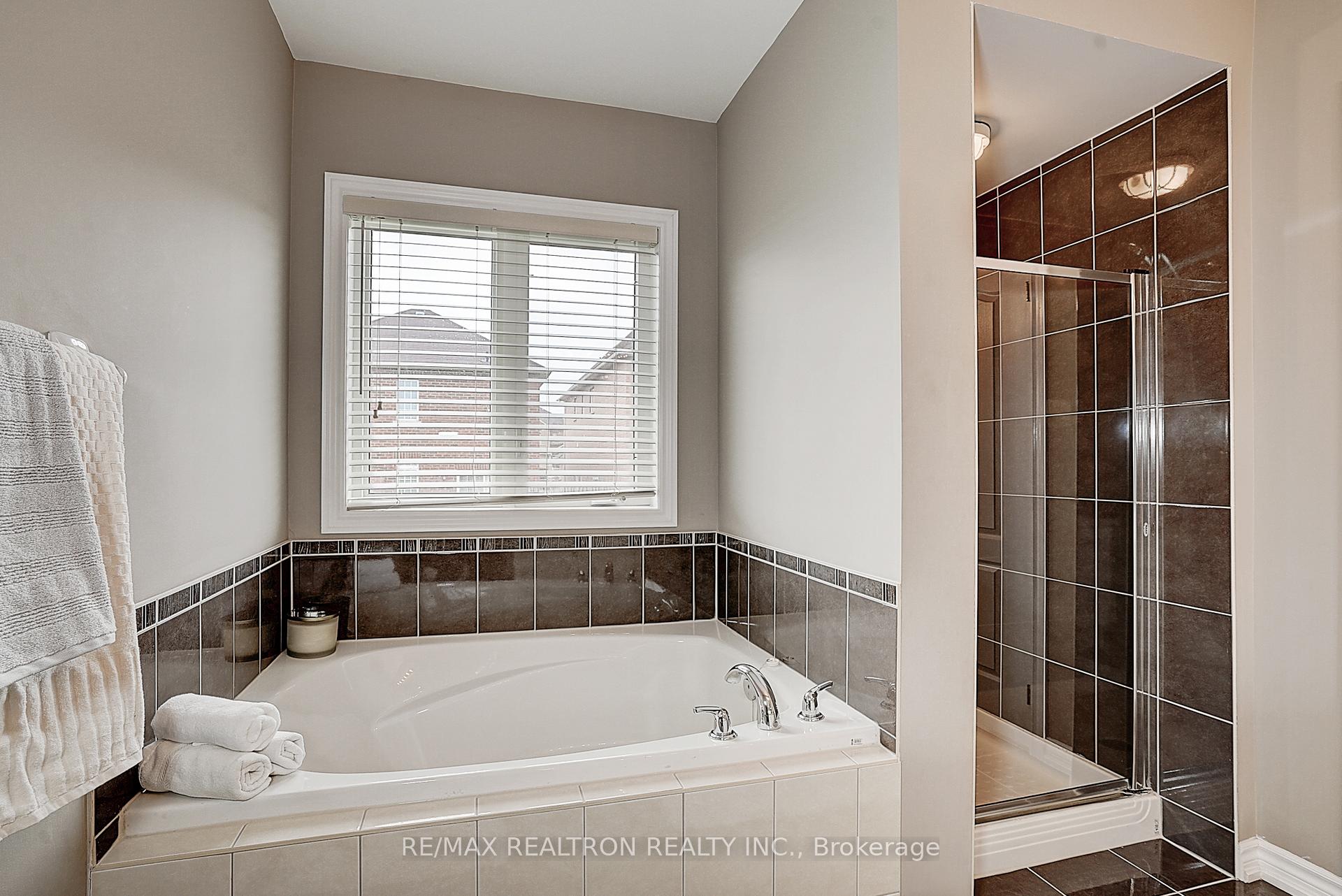 Photo 23 of 121 White Beach Crescent, Vaughan, Patterson — HOMEH
