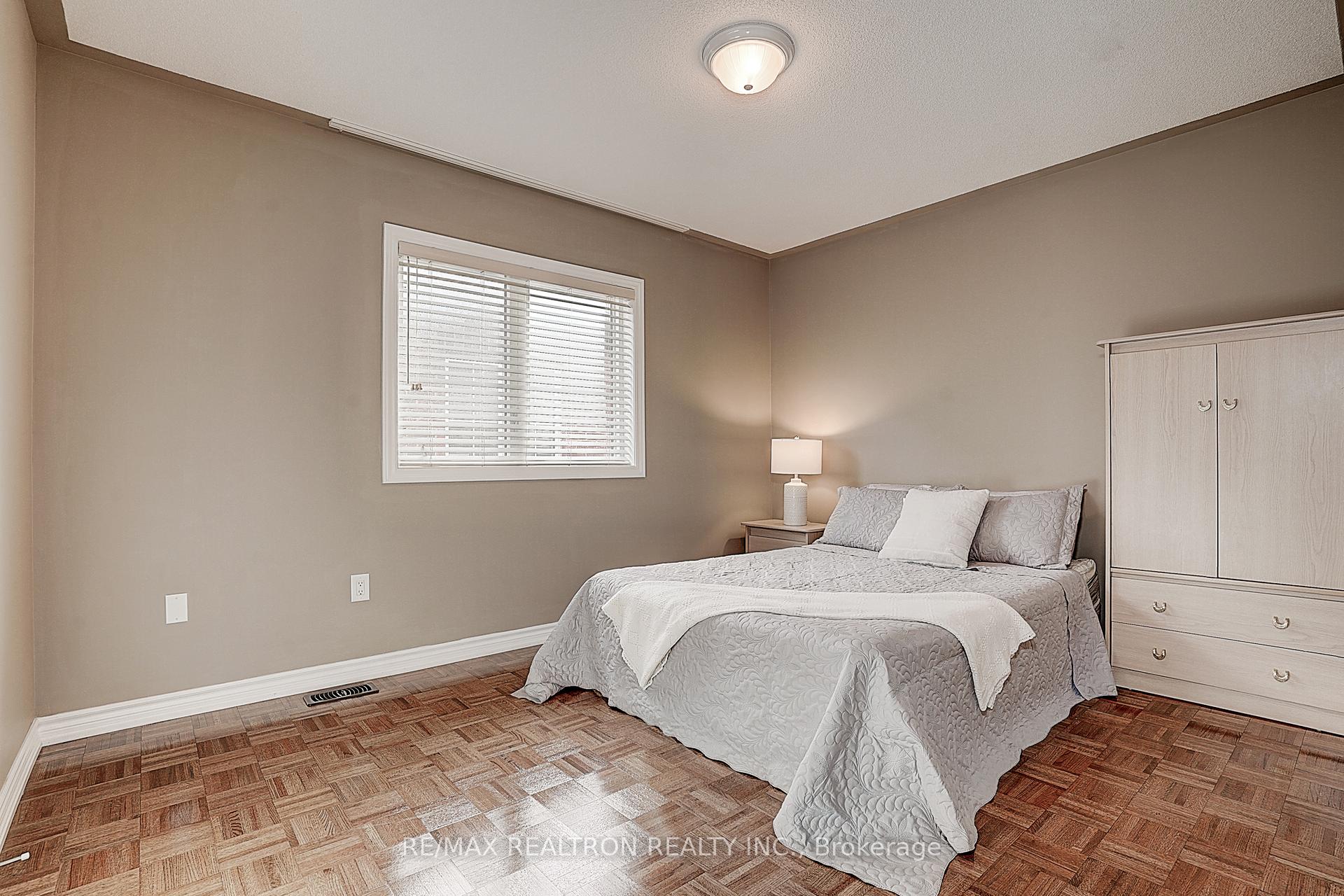 Photo 24 of 121 White Beach Crescent, Vaughan, Patterson — HOMEH