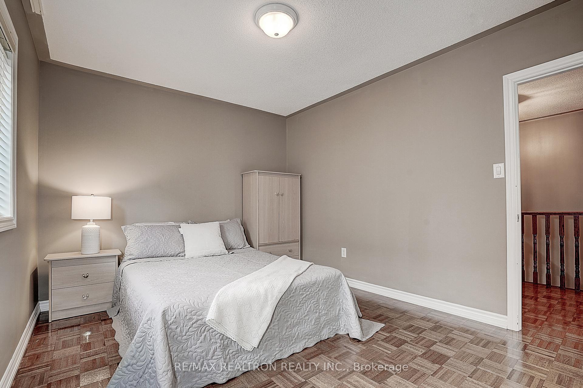 Photo 25 of 121 White Beach Crescent, Vaughan, Patterson — HOMEH