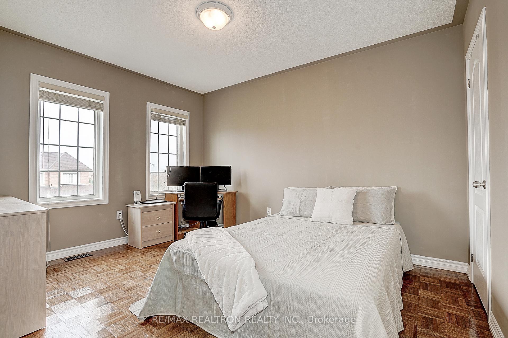 Photo 26 of 121 White Beach Crescent, Vaughan, Patterson — HOMEH