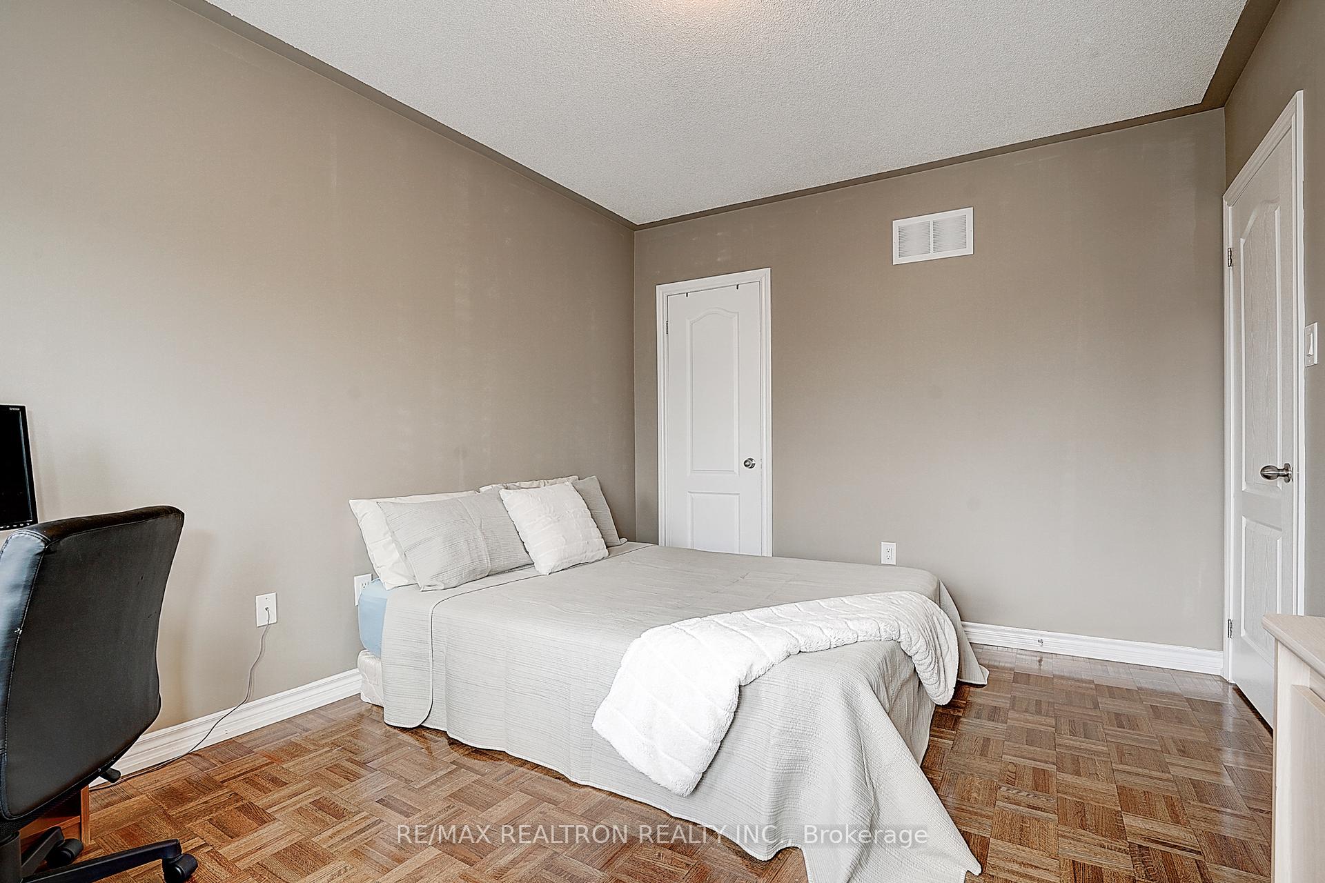 Photo 27 of 121 White Beach Crescent, Vaughan, Patterson — HOMEH