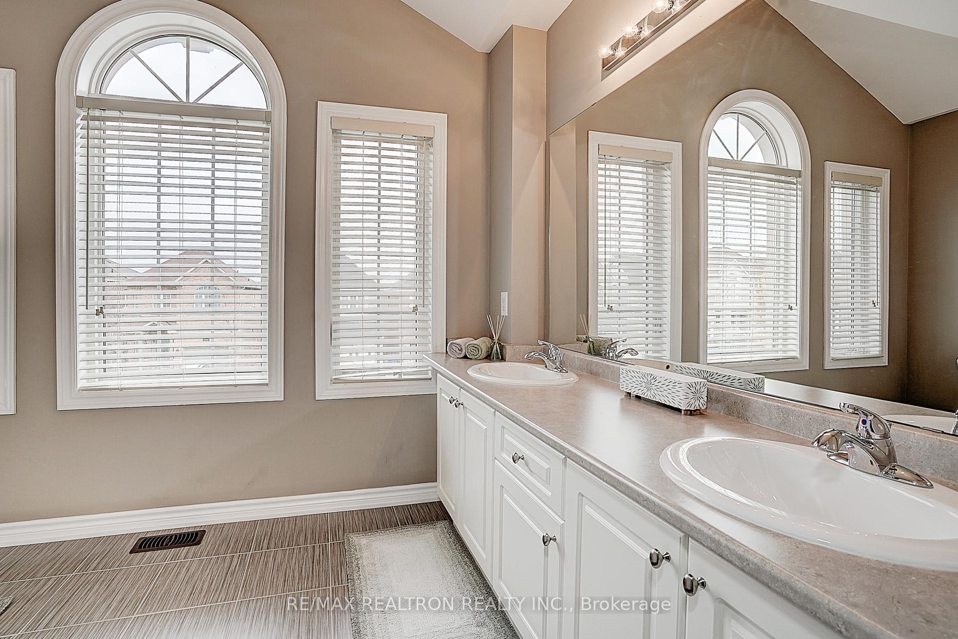 Photo 28 of 121 White Beach Crescent, Vaughan, Patterson — HOMEH