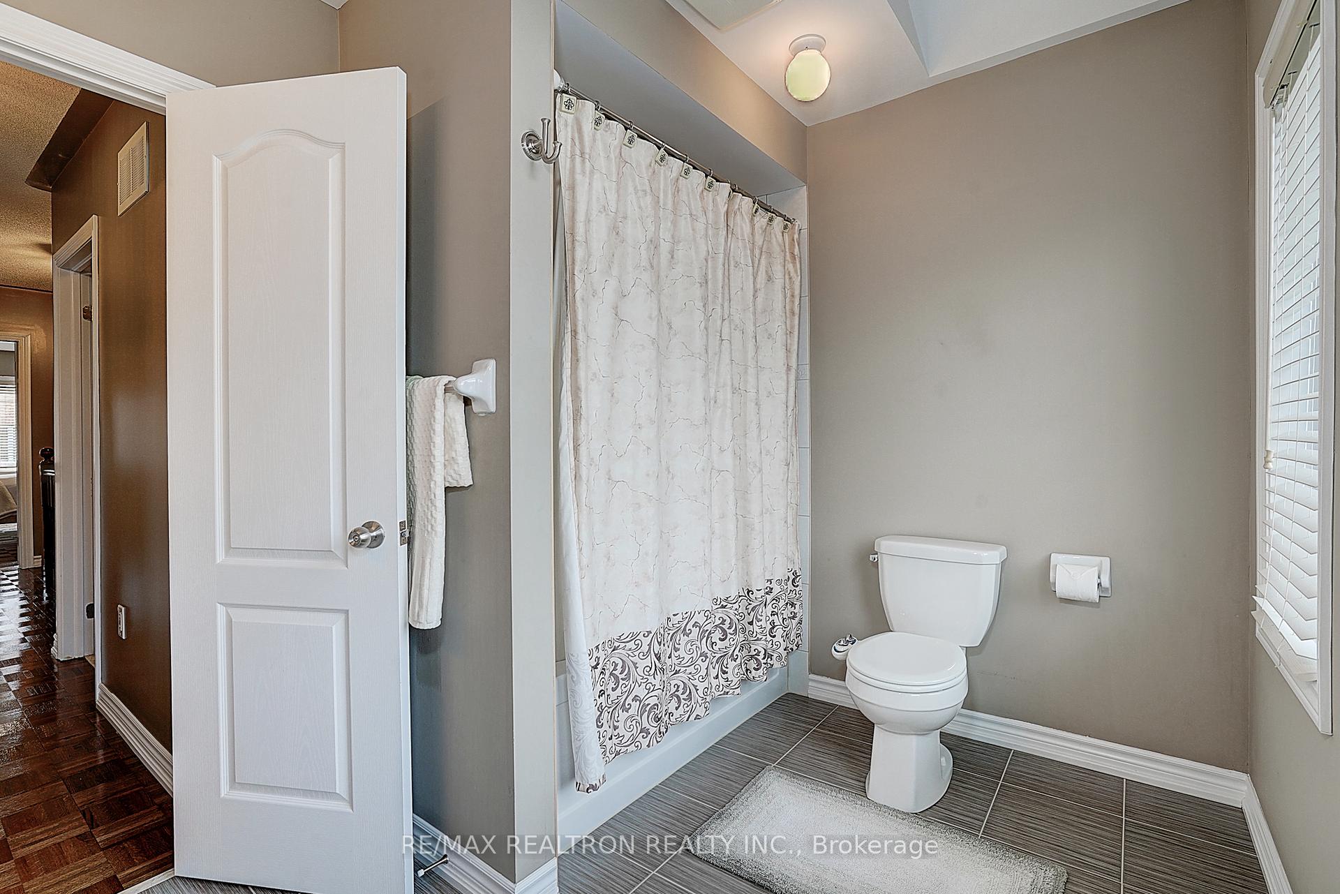 Photo 29 of 121 White Beach Crescent, Vaughan, Patterson — HOMEH