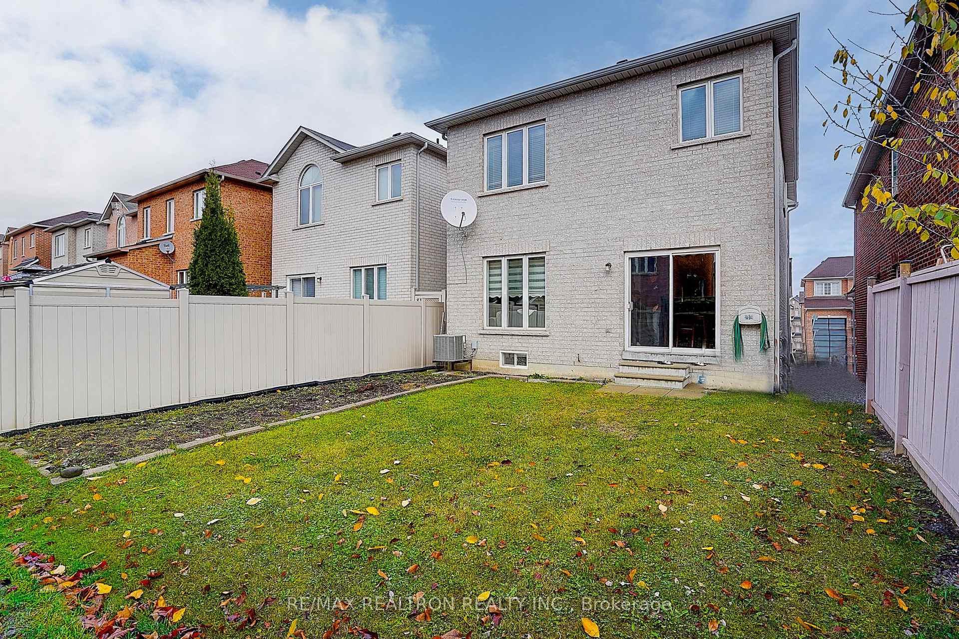 Photo 32 of 121 White Beach Crescent, Vaughan, Patterson — HOMEH