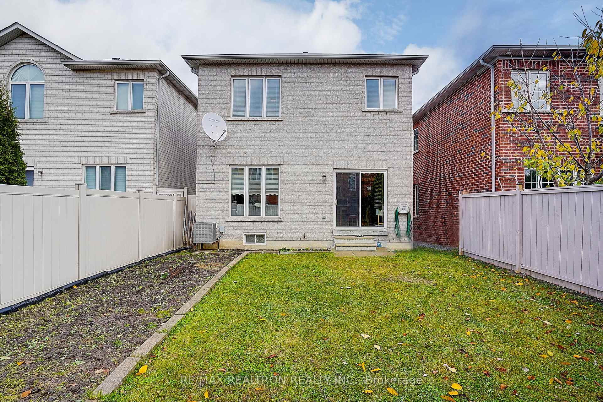 Photo 33 of 121 White Beach Crescent, Vaughan, Patterson — HOMEH