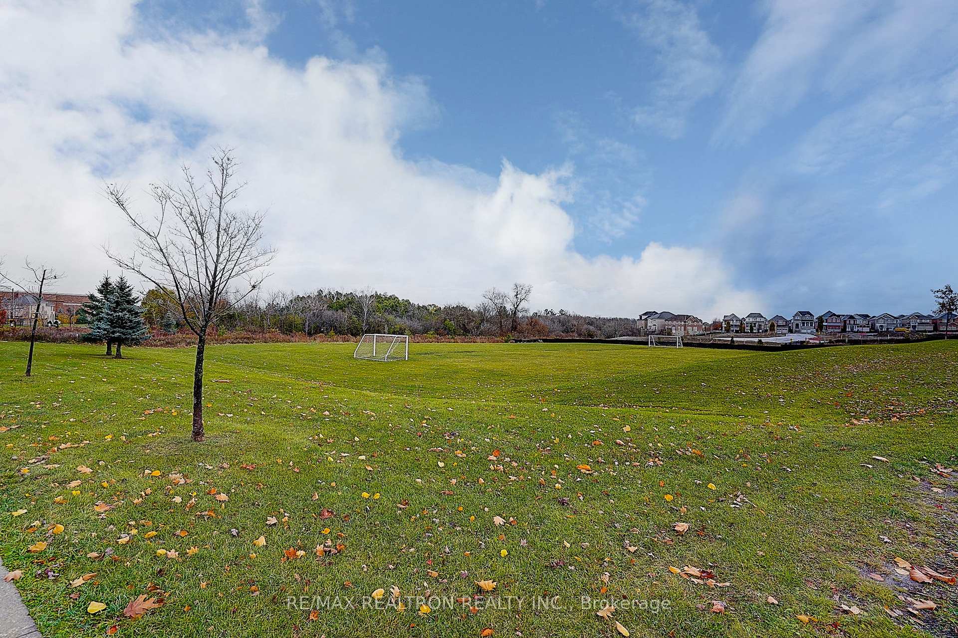 Photo 34 of 121 White Beach Crescent, Vaughan, Patterson — HOMEH