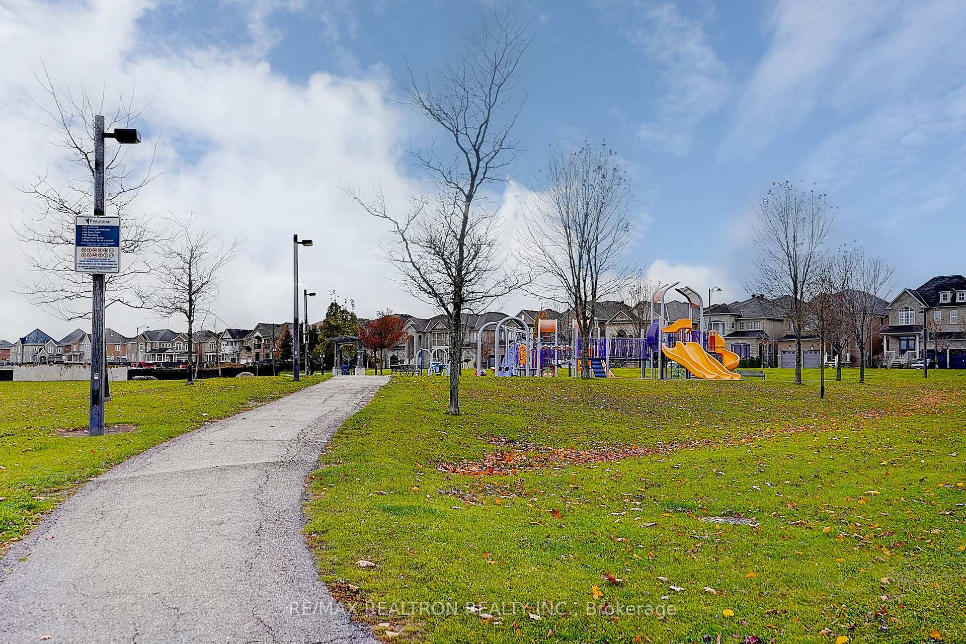 Photo 35 of 121 White Beach Crescent, Vaughan, Patterson — HOMEH