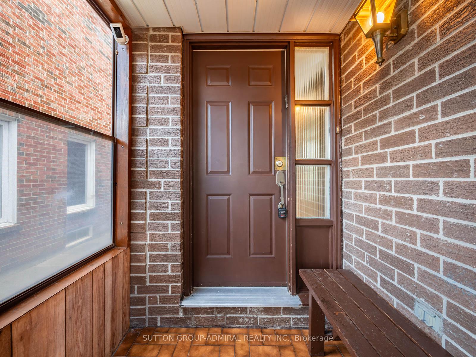 Photo 3 of 233 Mullen Drive, Vaughan, Brownridge — HOMEH