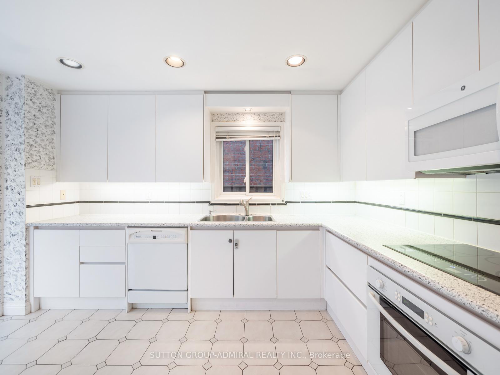 Photo 7 of 233 Mullen Drive, Vaughan, Brownridge — HOMEH