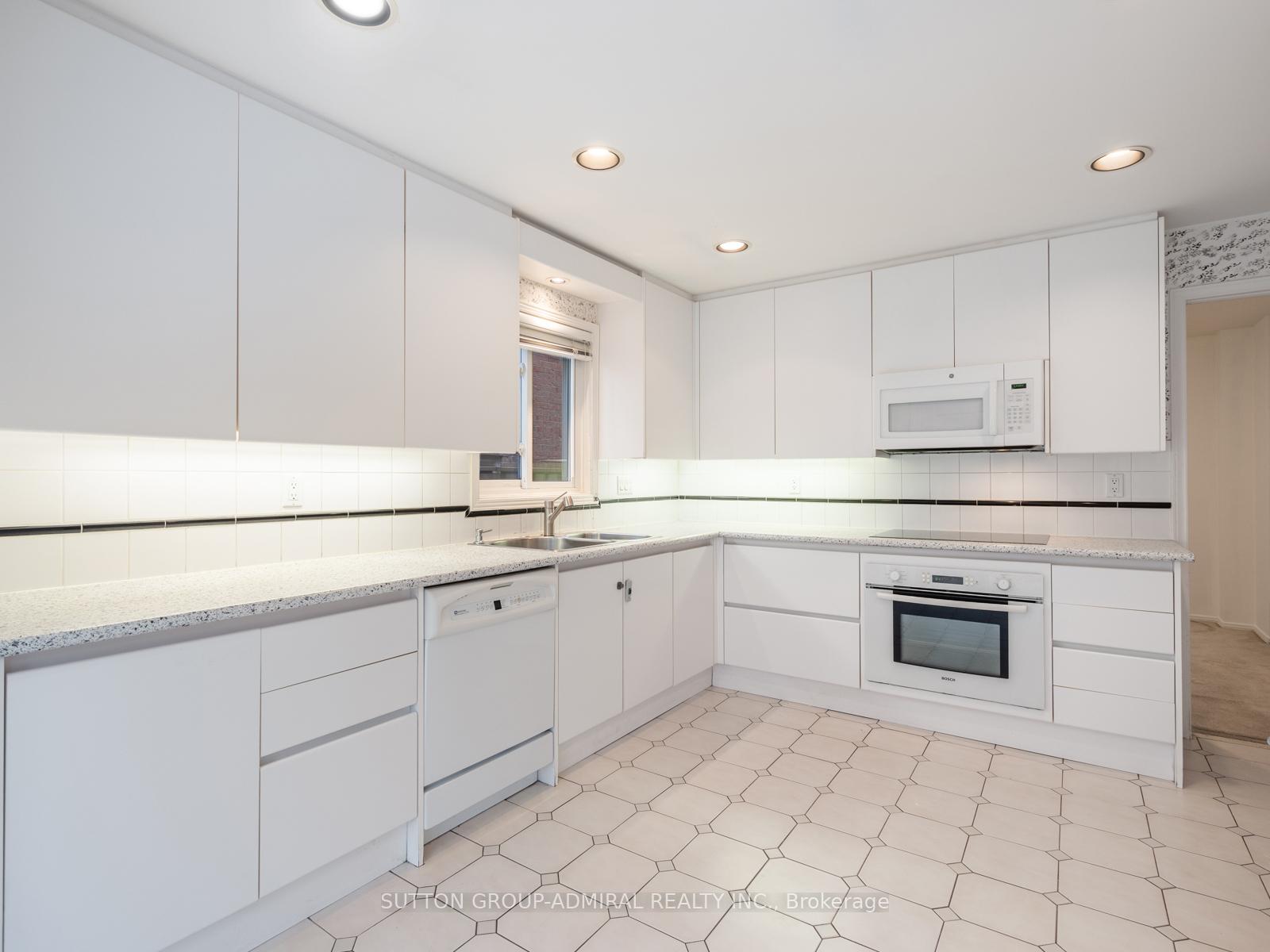 Photo 8 of 233 Mullen Drive, Vaughan, Brownridge — HOMEH