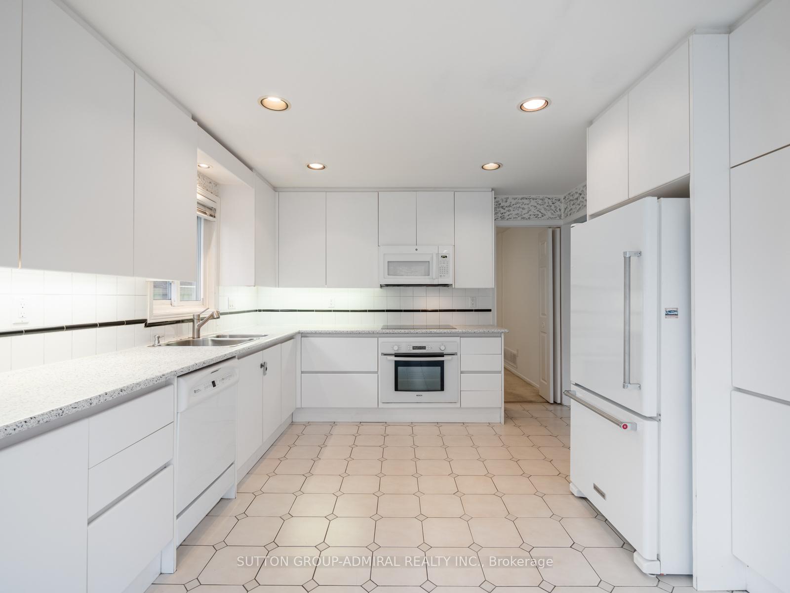 Photo 9 of 233 Mullen Drive, Vaughan, Brownridge — HOMEH