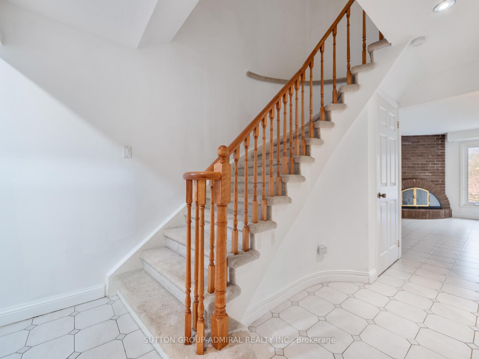 Photo 12 of 233 Mullen Drive, Vaughan, Brownridge — HOMEH