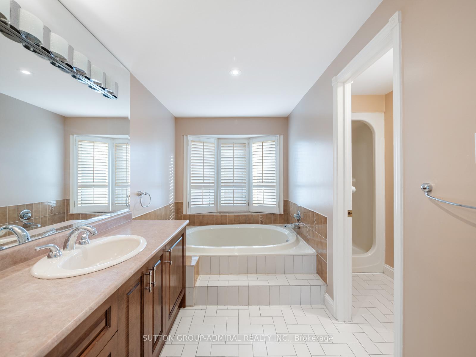 Photo 15 of 233 Mullen Drive, Vaughan, Brownridge — HOMEH