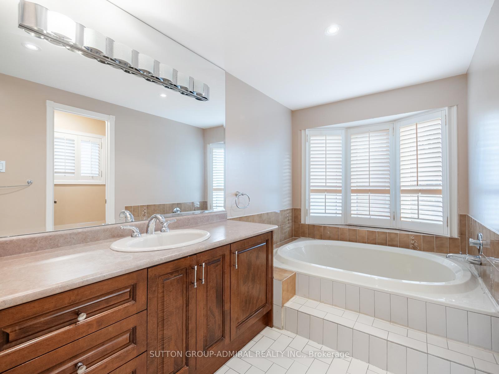 Photo 16 of 233 Mullen Drive, Vaughan, Brownridge — HOMEH