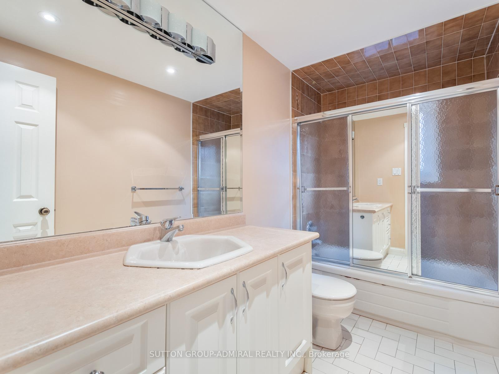 Photo 18 of 233 Mullen Drive, Vaughan, Brownridge — HOMEH