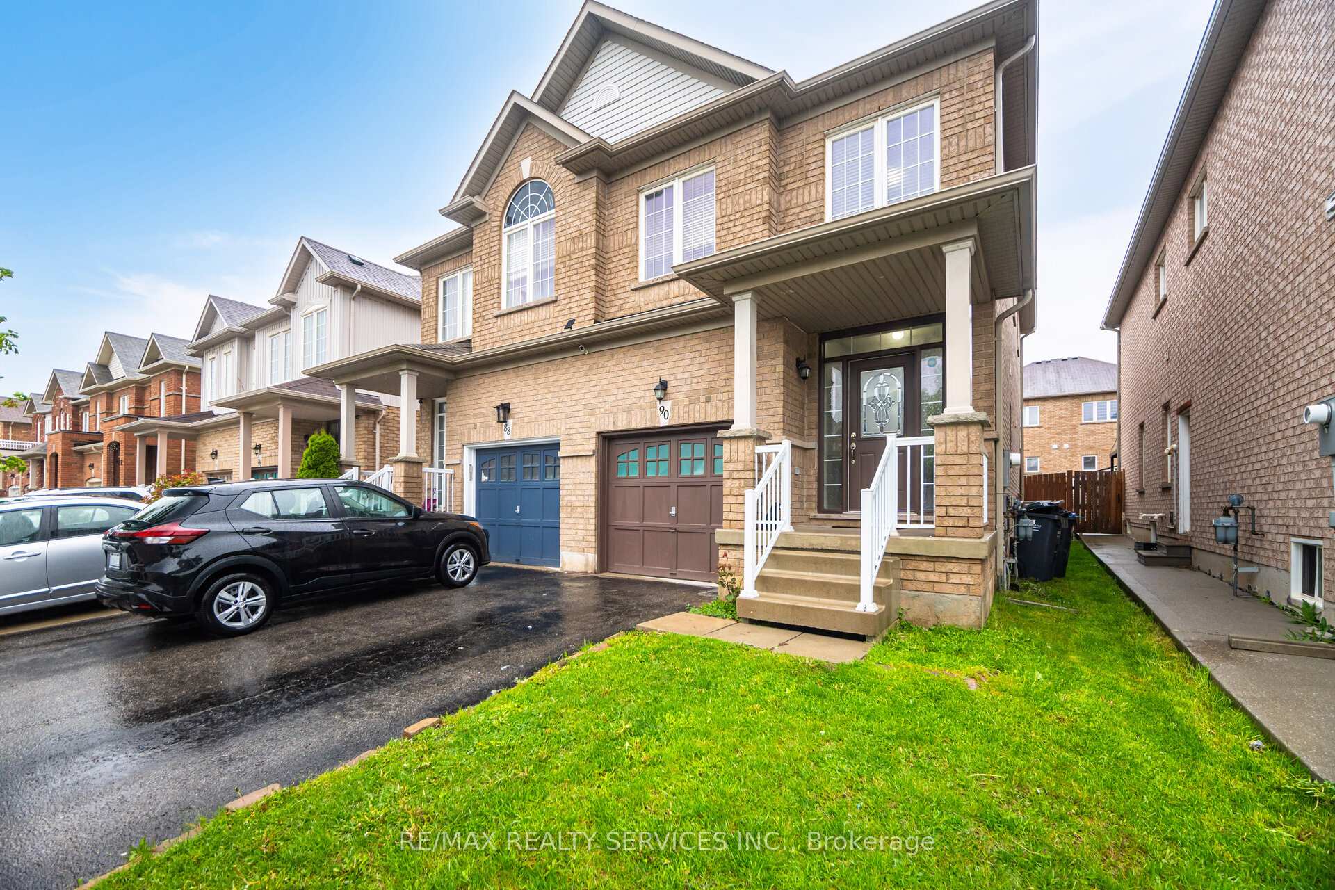 Photo 4 of 90 Crumlin Crescent, Brampton, Credit Valley — HOMEH