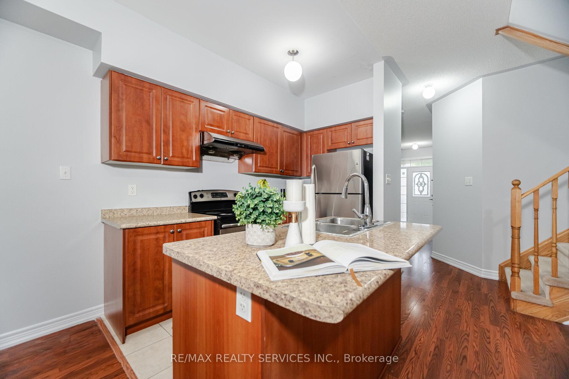 Photo 9 of 90 Crumlin Crescent, Brampton, Credit Valley — HOMEH