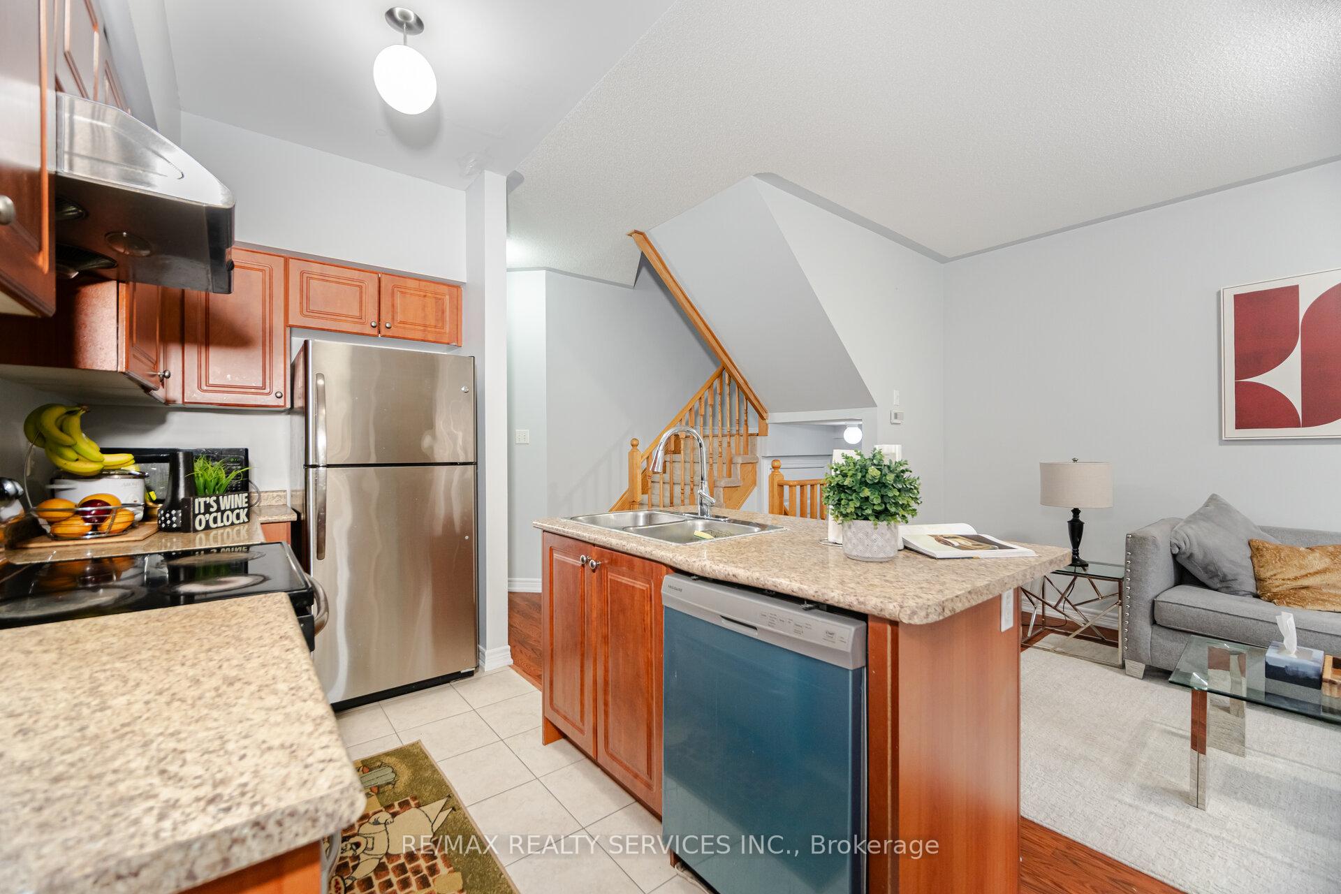 Photo 10 of 90 Crumlin Crescent, Brampton, Credit Valley — HOMEH