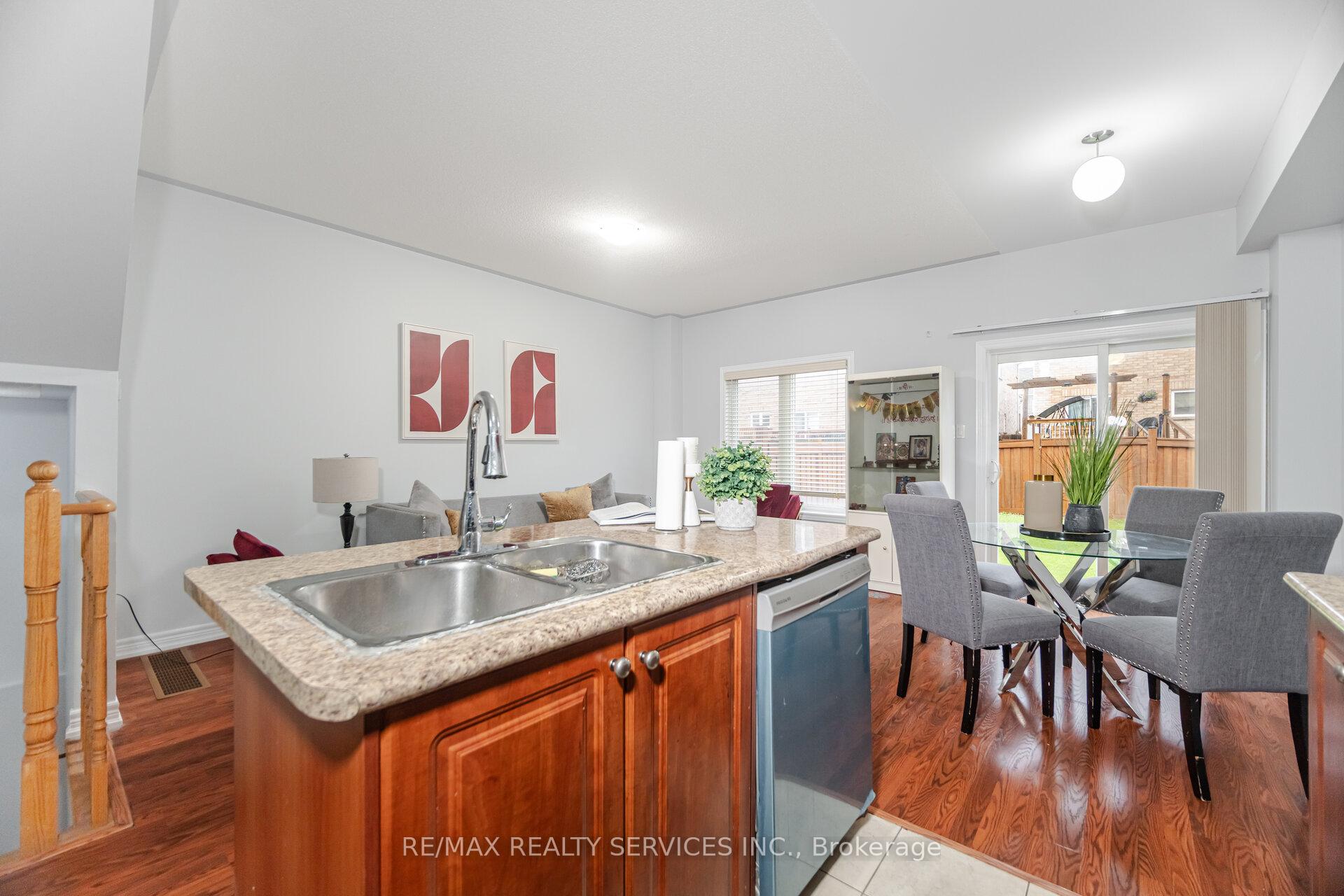 Photo 11 of 90 Crumlin Crescent, Brampton, Credit Valley — HOMEH