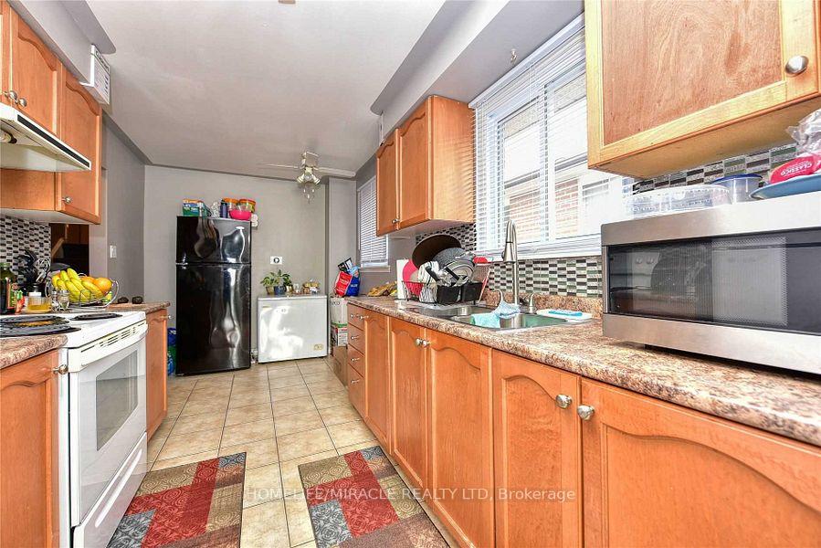 Photo 4 of 9 Talbot Street, Brampton, Brampton West — HOMEH