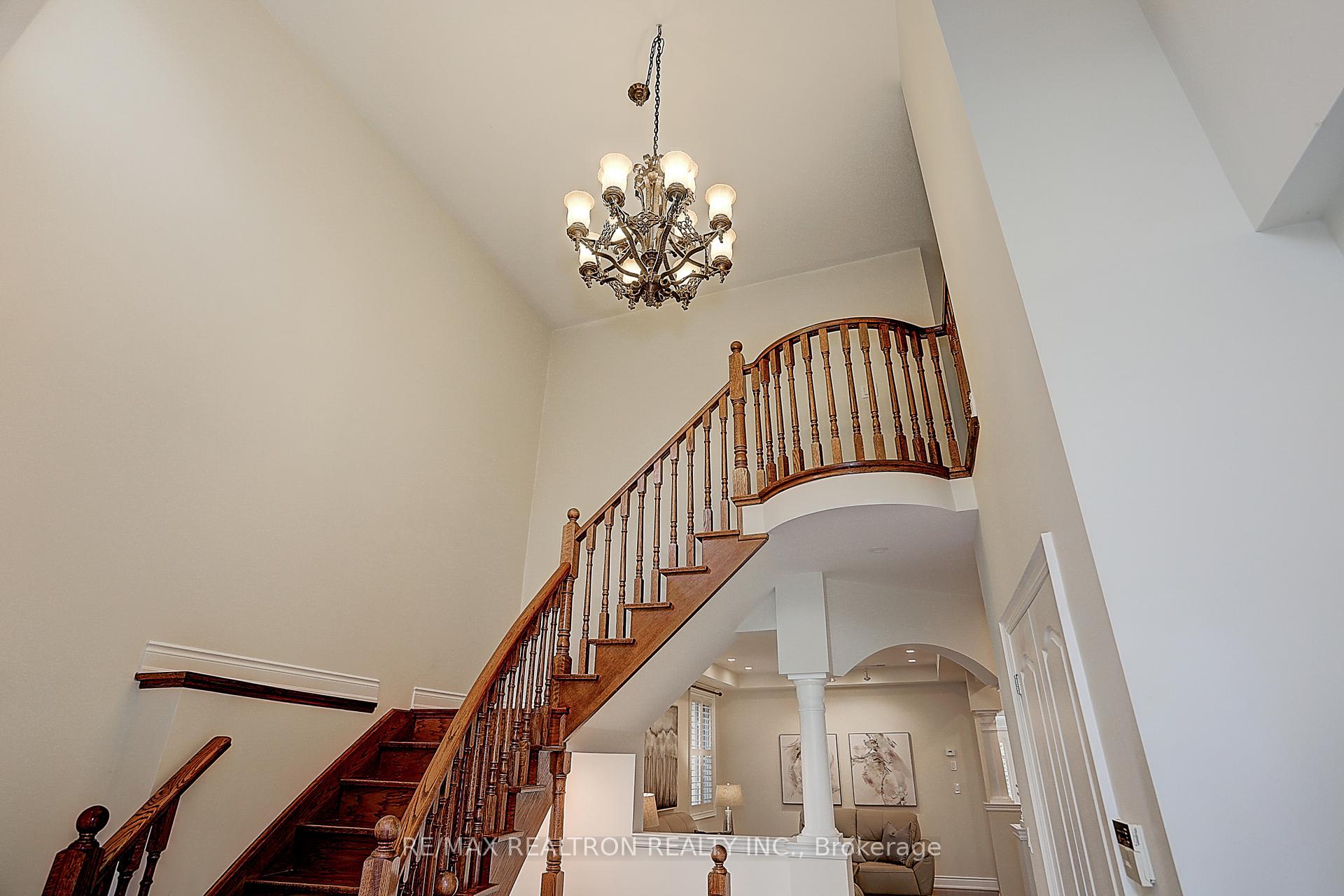Photo 4 of 32 Dimarino Drive, Vaughan, Patterson — HOMEH