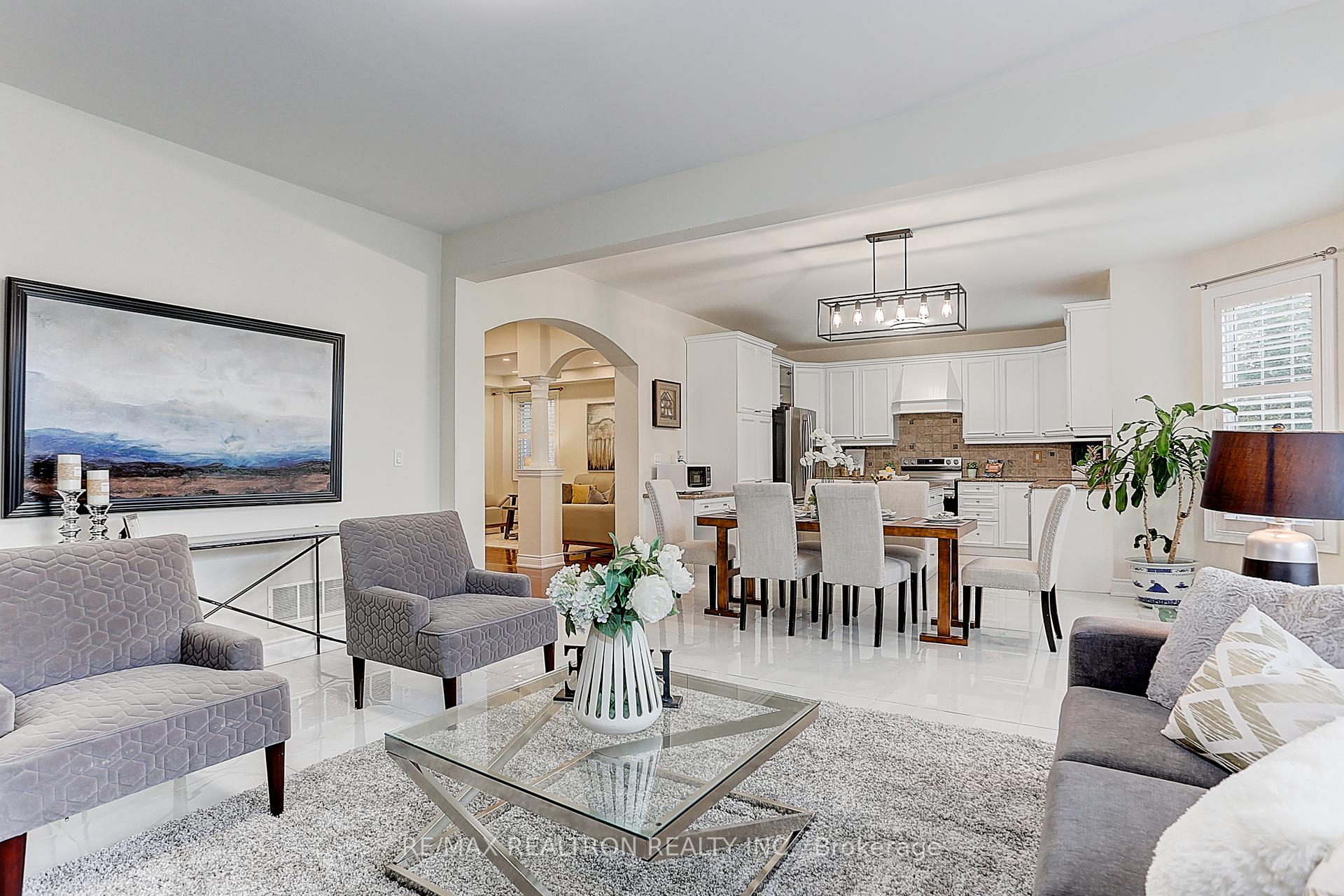 Photo 13 of 32 Dimarino Drive, Vaughan, Patterson — HOMEH
