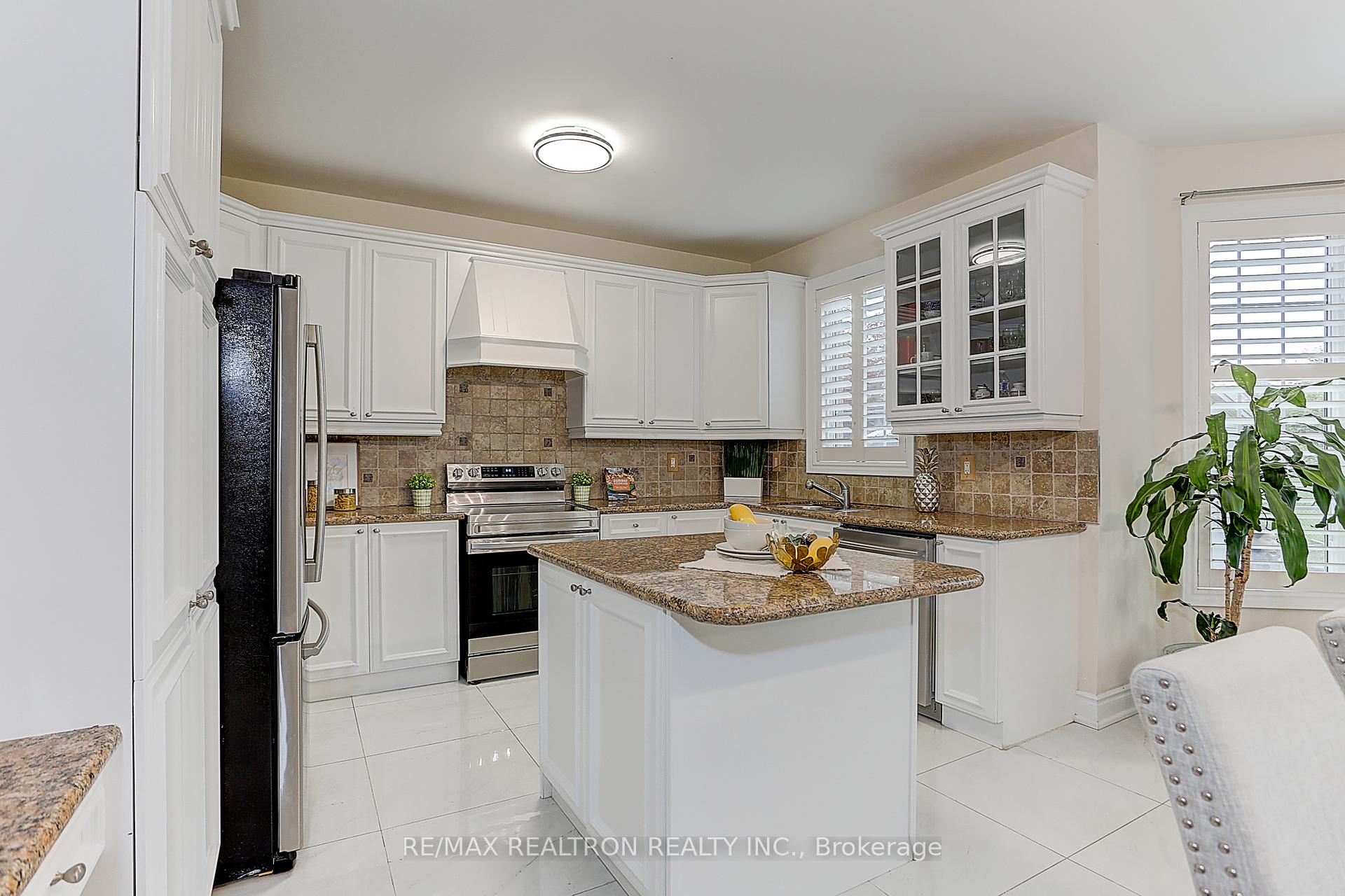 Photo 17 of 32 Dimarino Drive, Vaughan, Patterson — HOMEH