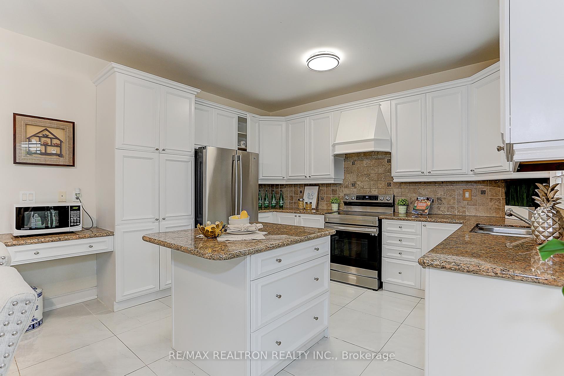 Photo 18 of 32 Dimarino Drive, Vaughan, Patterson — HOMEH