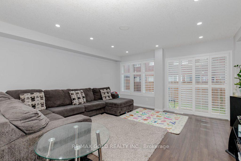 Front of 475 Queen Mary Drive