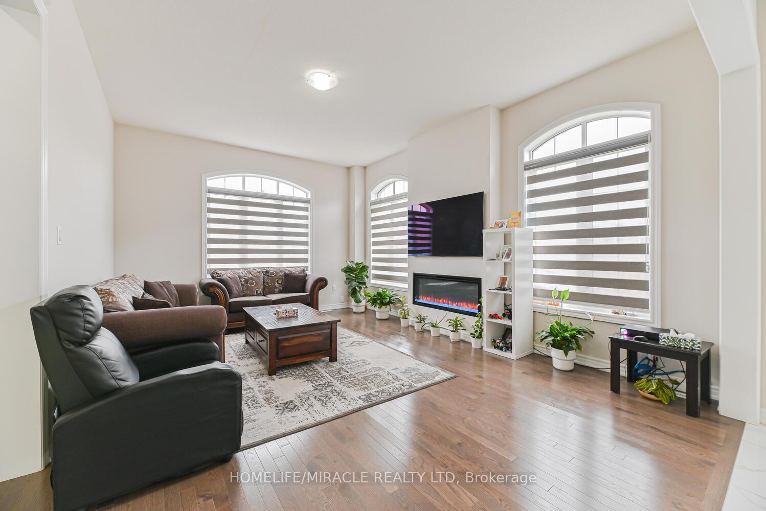 Photo 3 of 9 Bavenden Crescent, Brampton, Credit Valley — HOMEH