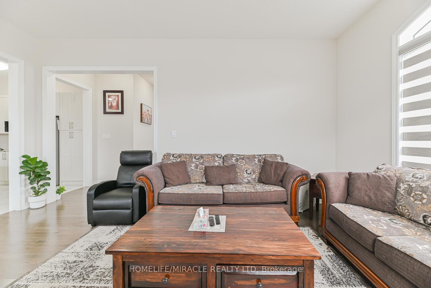 Photo 11 of 9 Bavenden Crescent, Brampton, Credit Valley — HOMEH