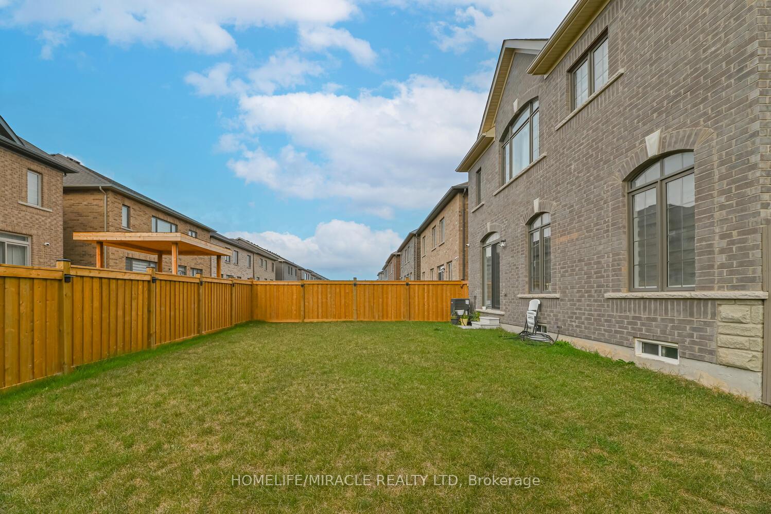 Photo 29 of 9 Bavenden Crescent, Brampton, Credit Valley — HOMEH