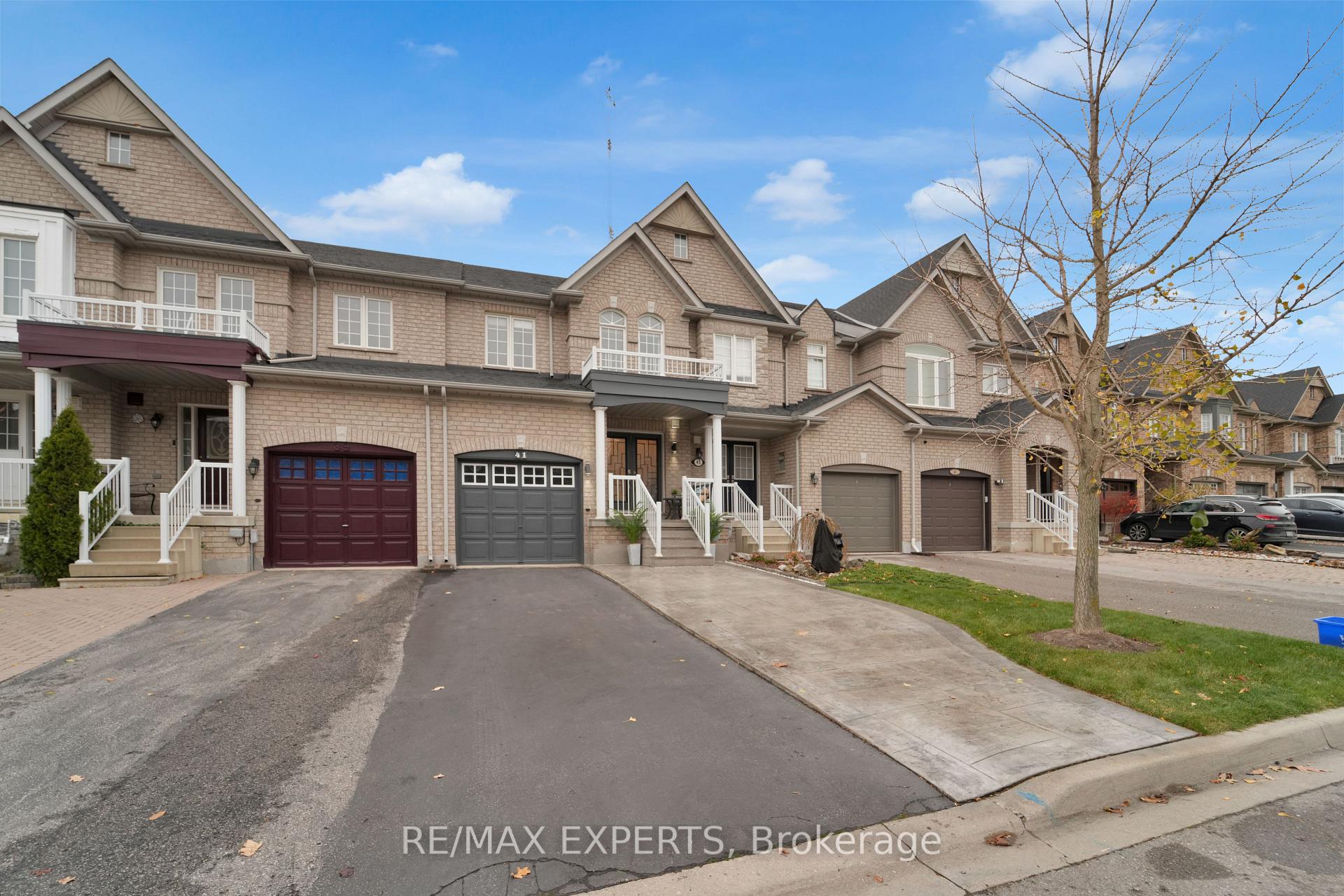 Photo 2 of 41 Crestbank Court, Vaughan, Rural Vaughan — HOMEH