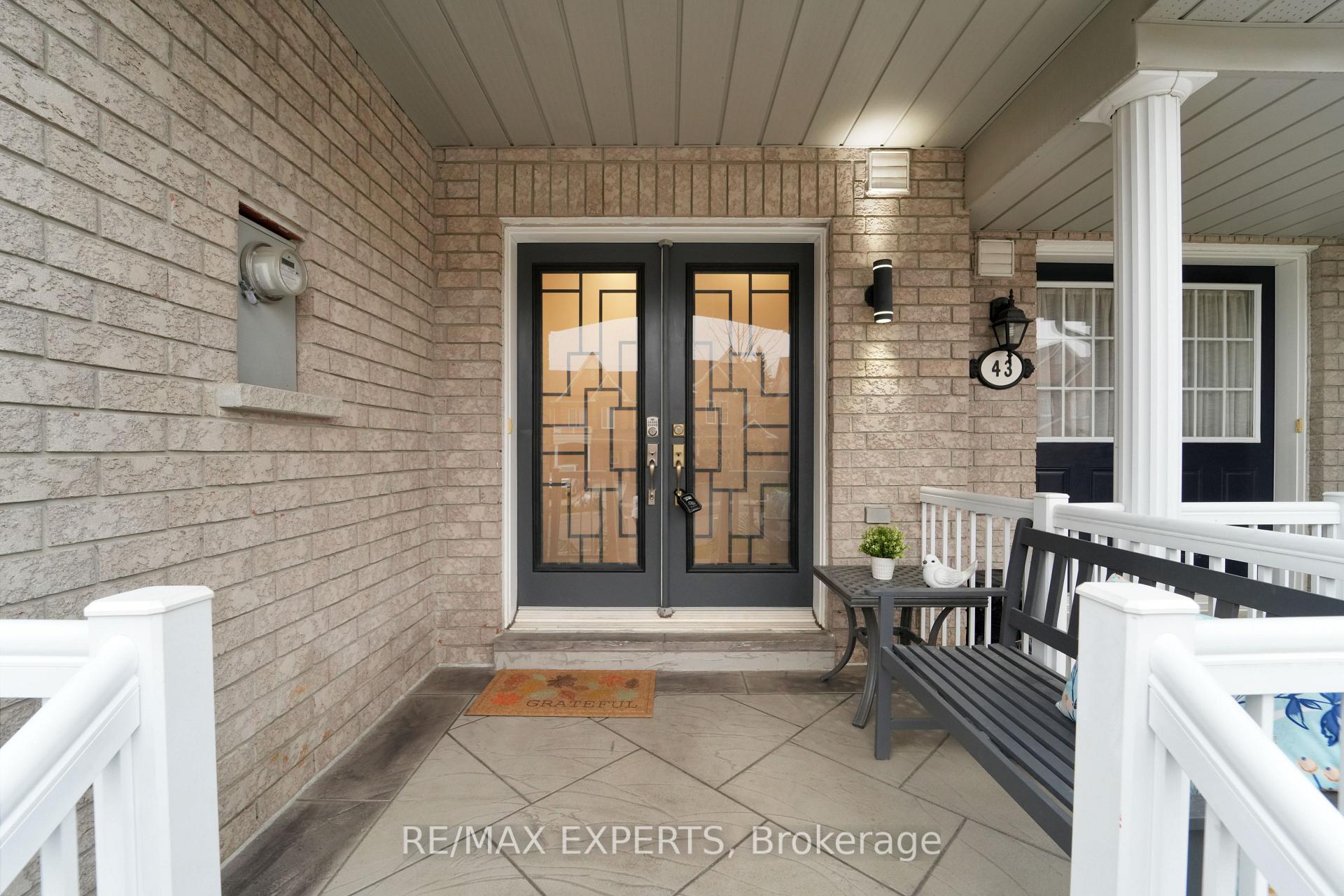 Photo 3 of 41 Crestbank Court, Vaughan, Rural Vaughan — HOMEH