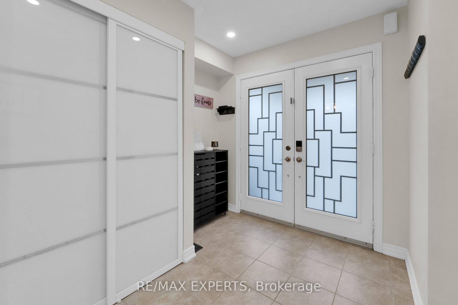Photo 4 of 41 Crestbank Court, Vaughan, Rural Vaughan — HOMEH