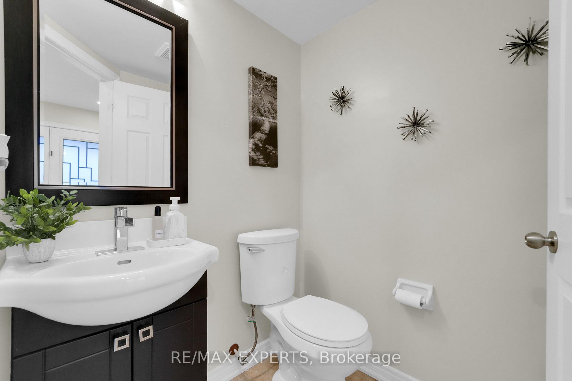 Photo 5 of 41 Crestbank Court, Vaughan, Rural Vaughan — HOMEH