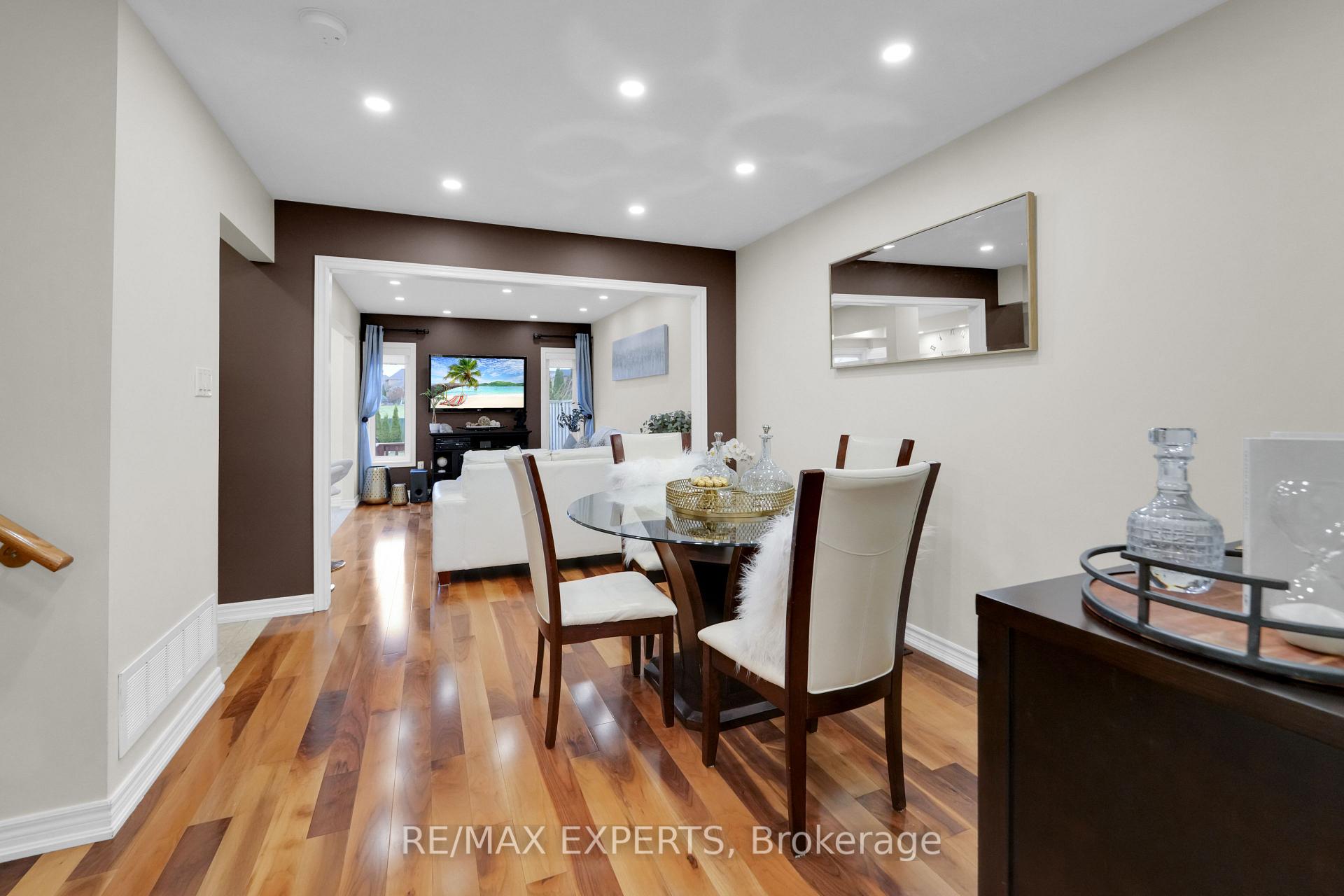 Photo 6 of 41 Crestbank Court, Vaughan, Rural Vaughan — HOMEH
