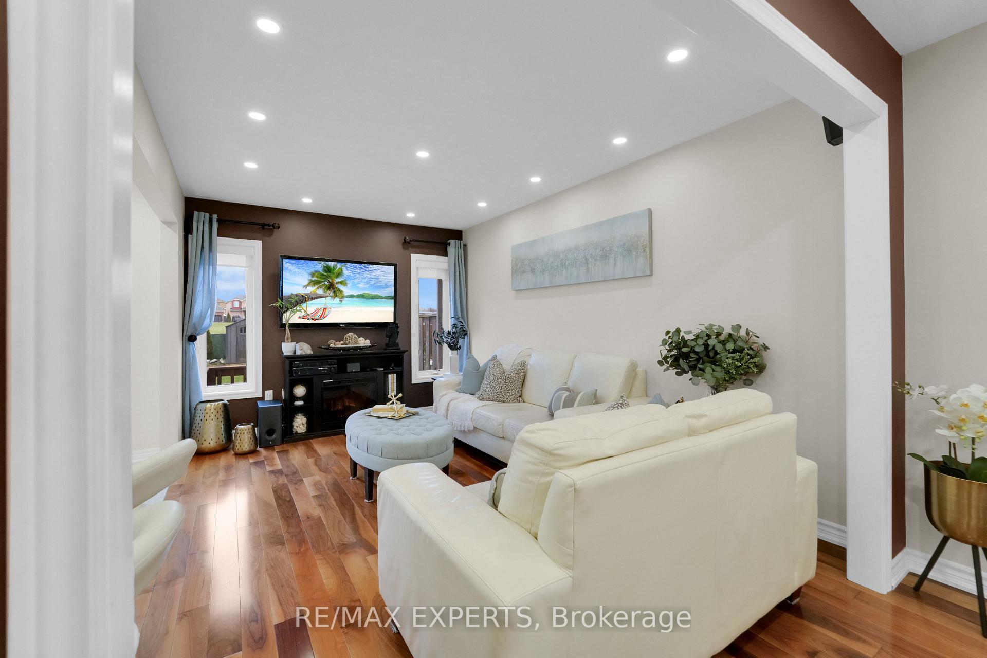 Photo 8 of 41 Crestbank Court, Vaughan, Rural Vaughan — HOMEH