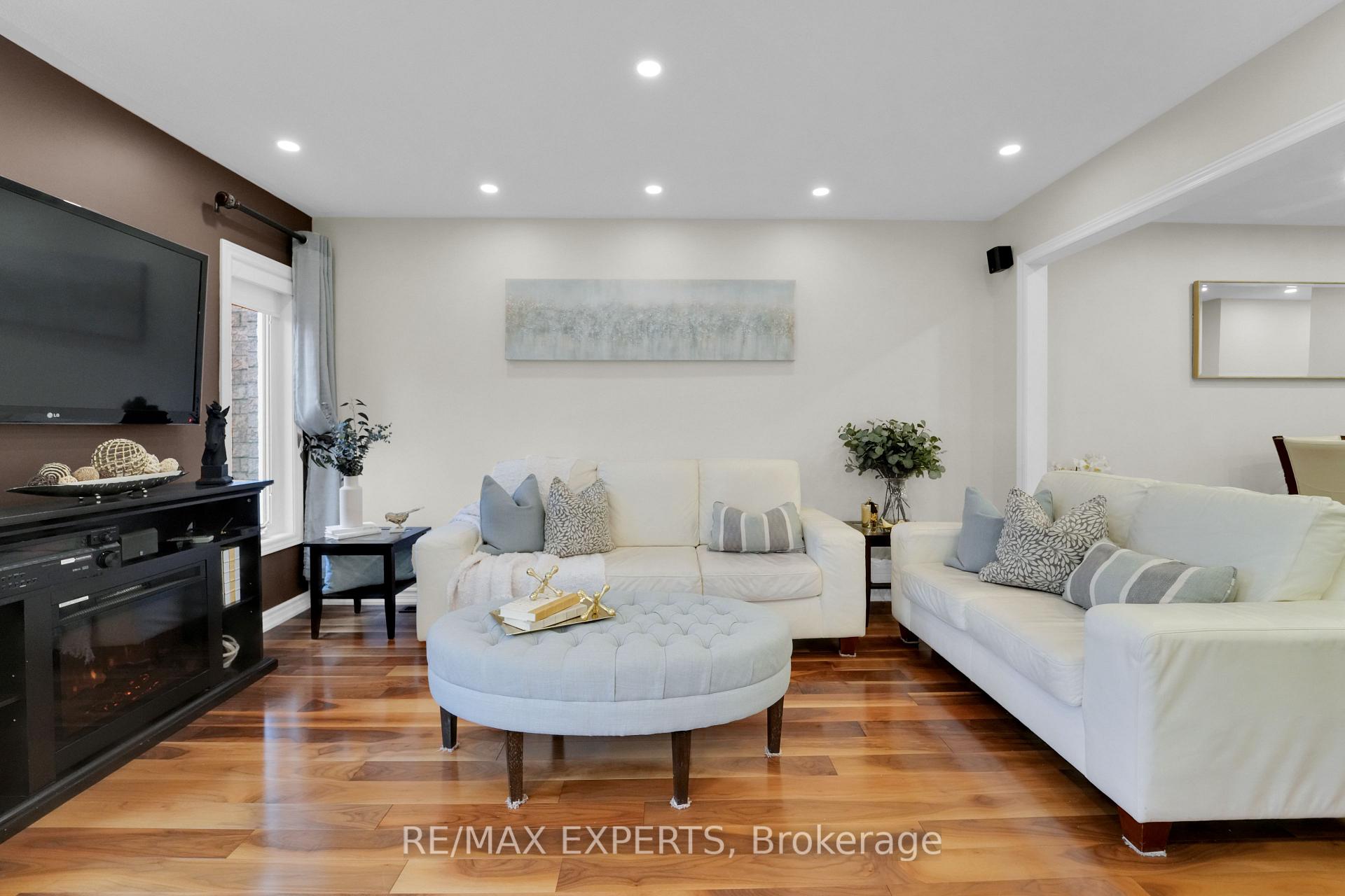 Photo 11 of 41 Crestbank Court, Vaughan, Rural Vaughan — HOMEH