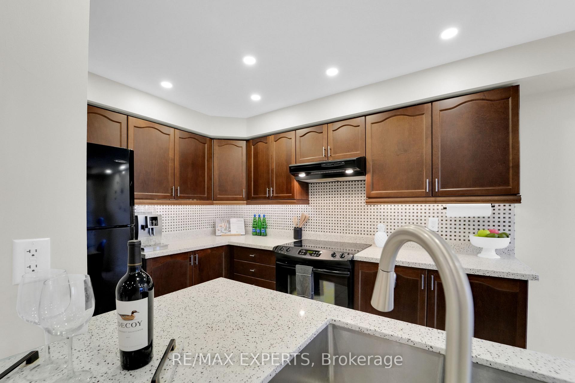 Photo 12 of 41 Crestbank Court, Vaughan, Rural Vaughan — HOMEH