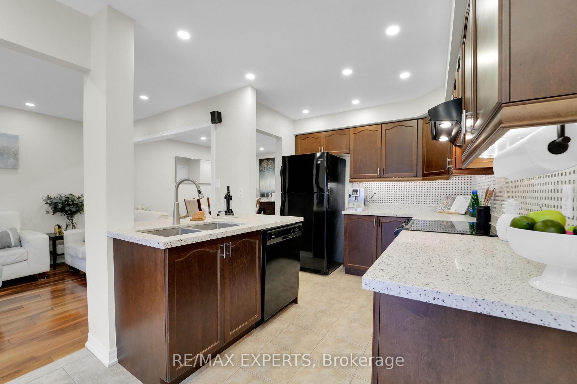 Photo 16 of 41 Crestbank Court, Vaughan, Rural Vaughan — HOMEH