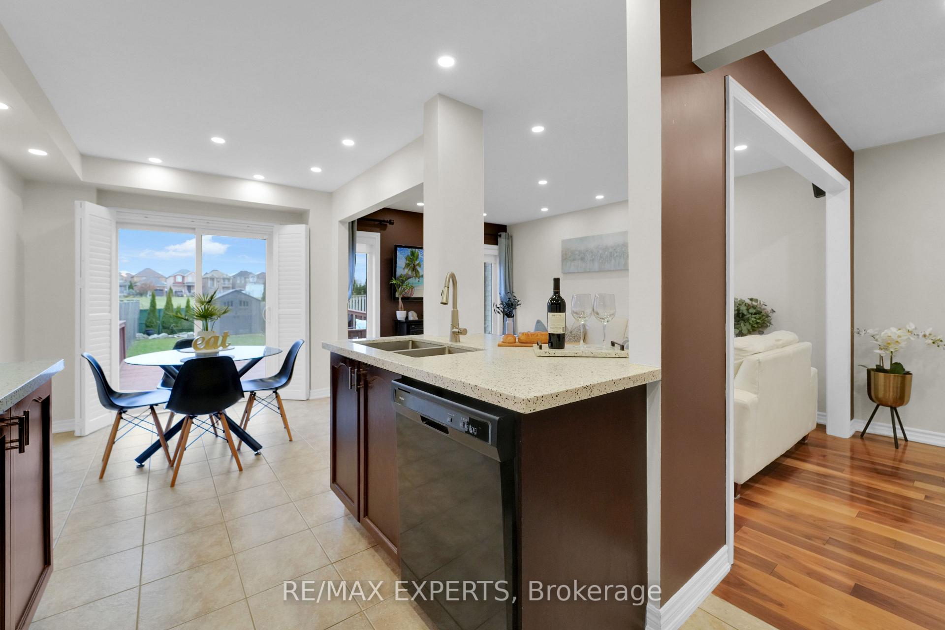 Photo 17 of 41 Crestbank Court, Vaughan, Rural Vaughan — HOMEH