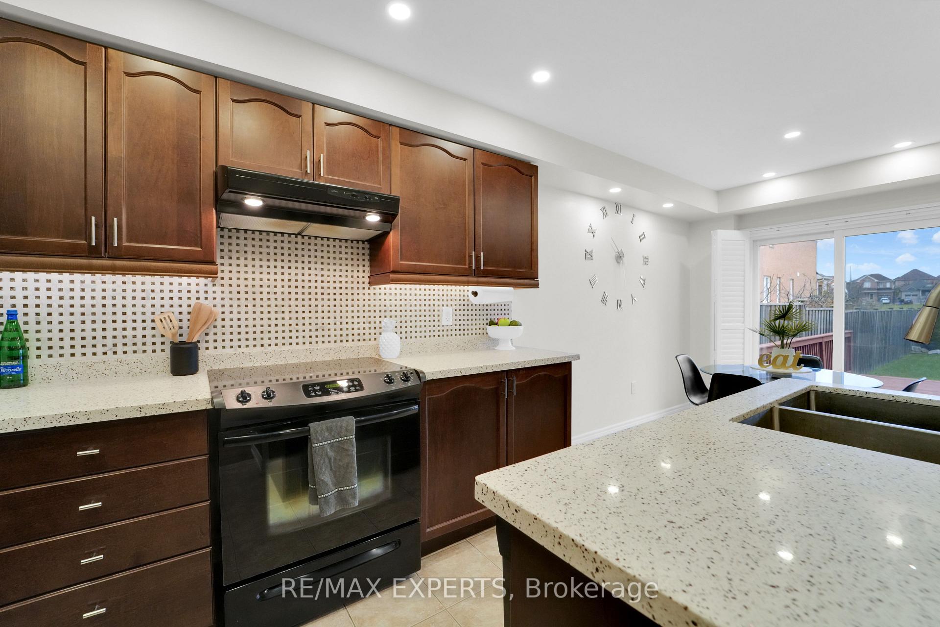 Photo 18 of 41 Crestbank Court, Vaughan, Rural Vaughan — HOMEH